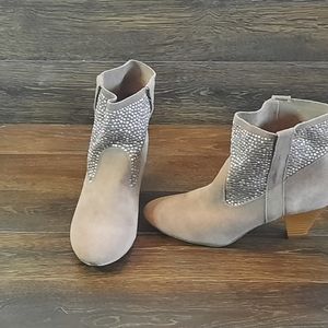 American Eagle tan suede boots